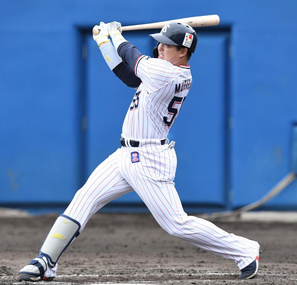 　４回、ソロを放つ村上（撮影・棚橋慶太）