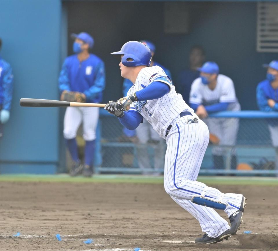 　５回、右翼スタンドへ３ランを放つ代打・牧（撮影・立川洋一郎）