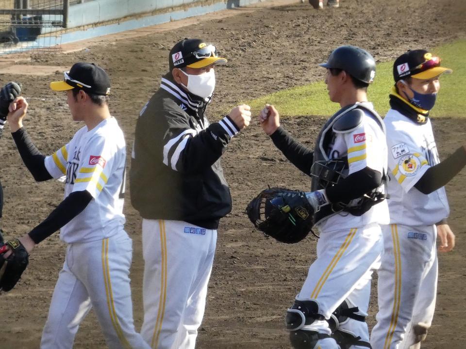 初陣に勝利してグータッチをするソフトバンク・藤本監督（左から２人目）