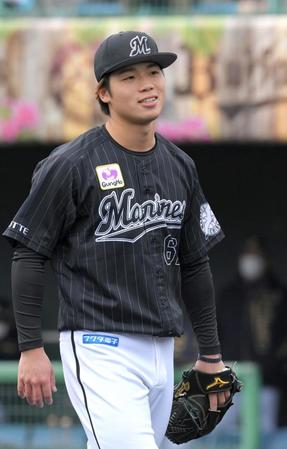 　１回、ピンチで杉本を投ゴロに打ち取り、笑顔でベンチに戻る森（撮影・北村雅宏）