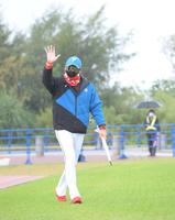 　手を振りながらブルペンに登場した日本ハム・新庄ビッグボス（撮影・金田祐二）