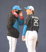 　先発登板が流れた宮西と言葉を交わす新庄ビッグボス（撮影・金田祐二）