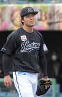 　１回、ピンチで杉本を投ゴロに打ち取り、笑顔でベンチに戻る森（撮影・北村雅宏）