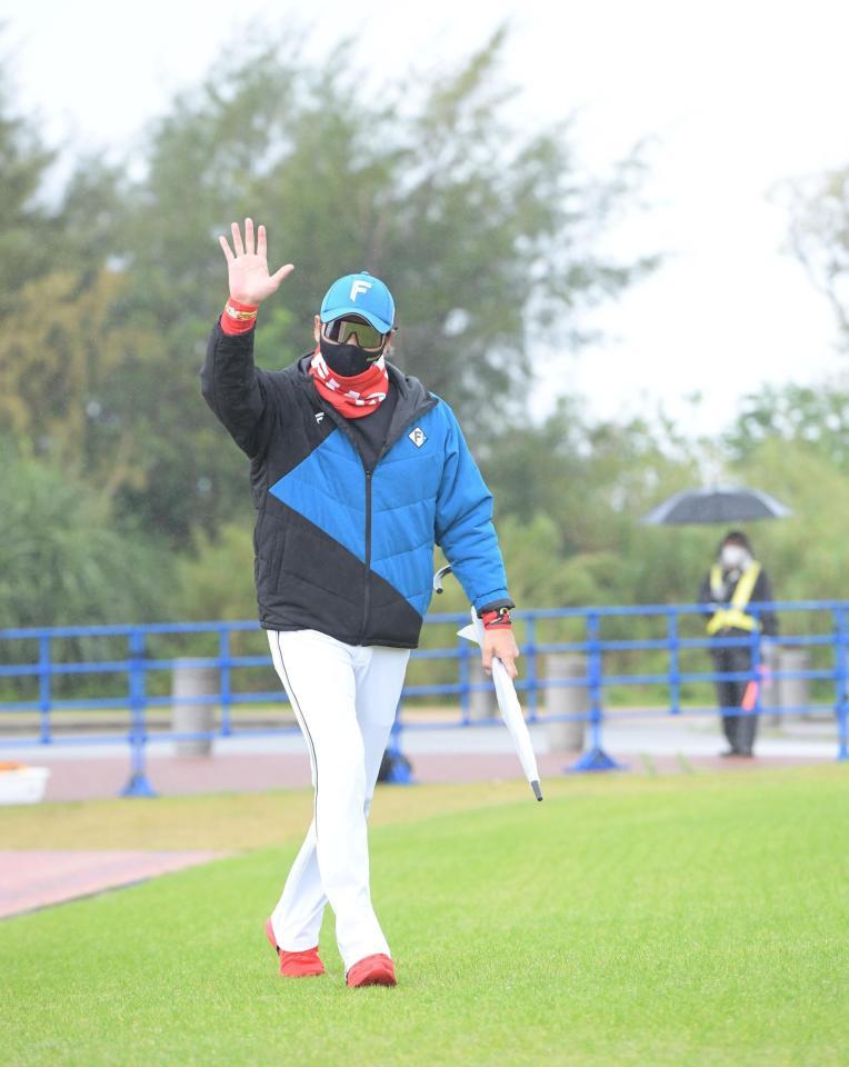 　手を振りながらブルペンに登場した日本ハム・新庄ビッグボス（撮影・金田祐二）