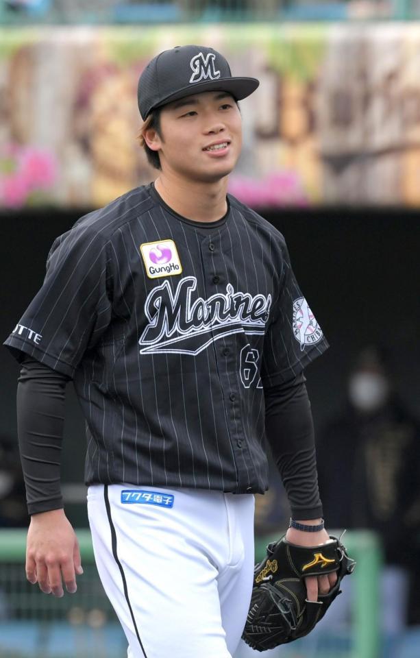 　１回、ピンチで杉本を投ゴロに打ち取り、笑顔でベンチに戻る森（撮影・北村雅宏）