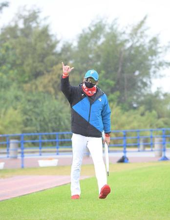 　ビッグボスポーズでブルペンに登場した新庄ビッグボス（撮影・金田祐二）