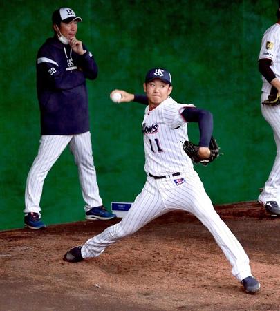 　高津監督（左）の前で投球する奥川