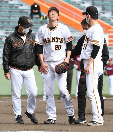 　６回、和田恋の打球を股間に受け、降板する巨人・戸郷（中央）を心配する桑田投手コーチ（撮影・佐藤厚）