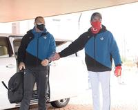 　室伏広治氏を伴って球場入りした新庄ビッグボス（撮影・金田祐二）