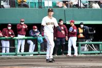 　３回、楽天・和田恋の右前適時安打で１点を失い浮かない表情の巨人・高橋（撮影・佐藤厚）