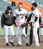 　６回、和田恋の打球を股間に受け、降板する巨人・戸郷（中央）を心配する桑田投手コーチ（撮影・佐藤厚）