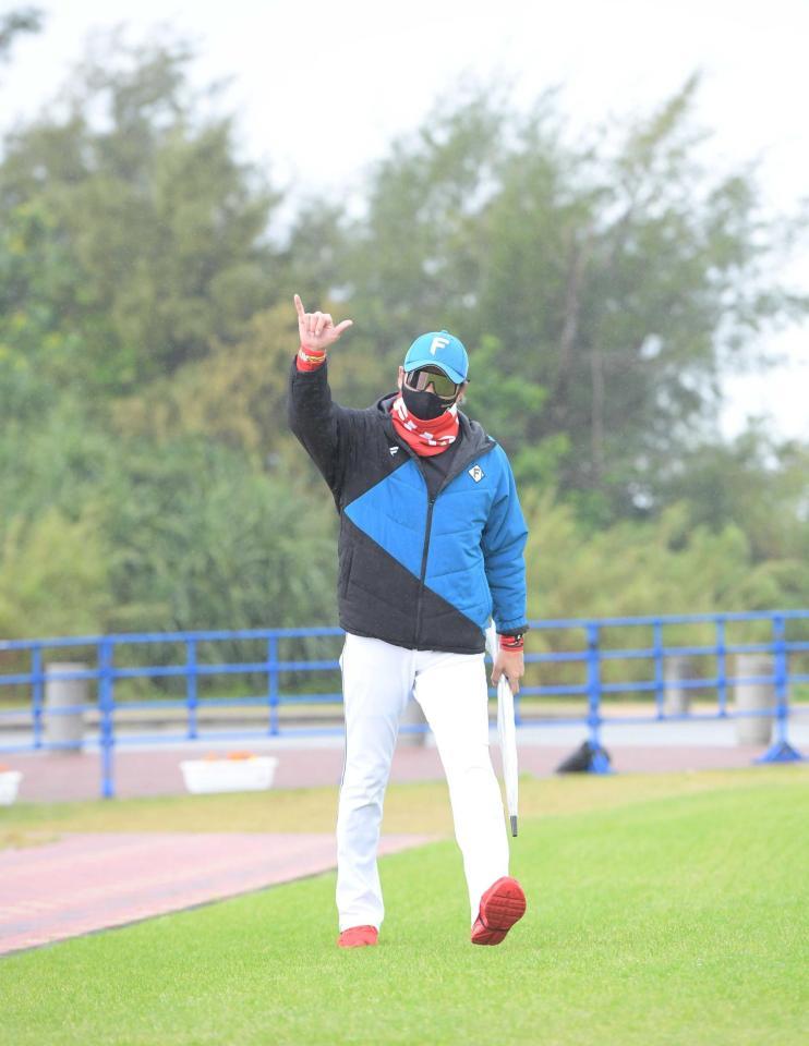 　ビッグボスポーズでブルペンに登場した新庄ビッグボス（撮影・金田祐二）