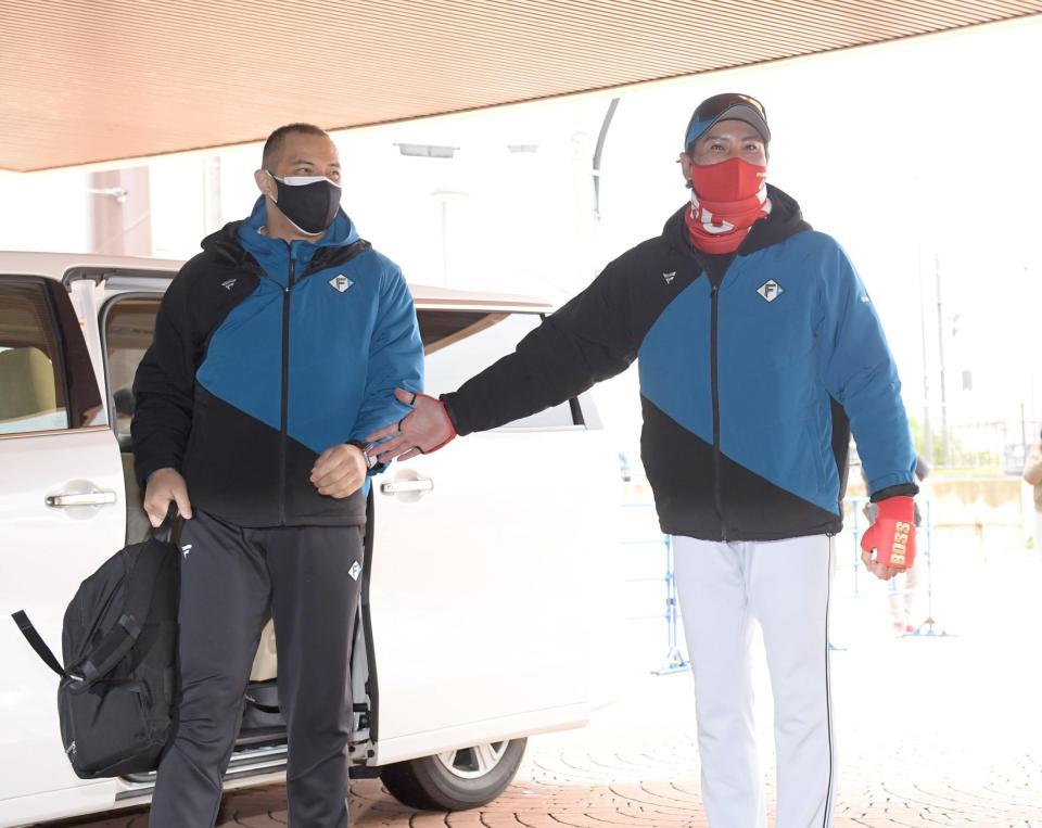 　室伏広治氏を伴って球場入りした新庄ビッグボス（撮影・金田祐二）