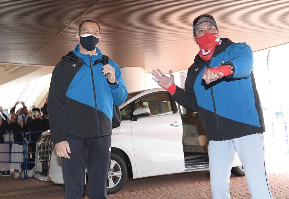 　室伏広治氏を伴って球場入りしご機嫌の新庄ビッグボス（撮影・金田祐二）