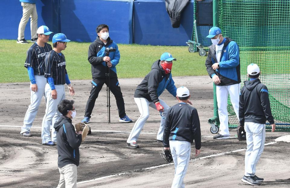 　室伏広治氏の指導を受ける新庄ビッグボスらナイン（撮影・金田祐二）