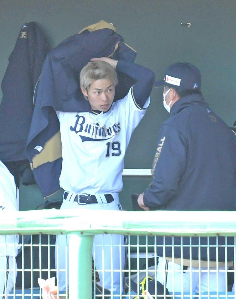 　２回を無失点に抑え、ベンチでオリックス・高山コーチに声をかけられる山岡（左）＝撮影・北村雅宏