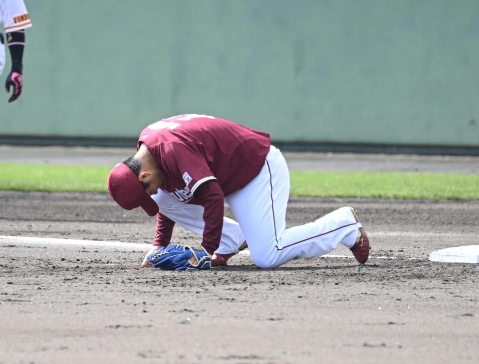 　巨人との練習試合で３回、ベースカバーに入った際、体勢を崩し痛がる楽天・則本