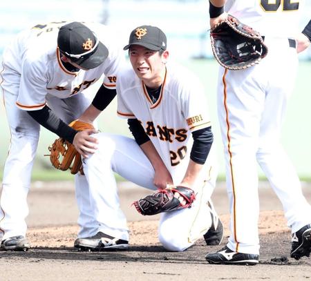 　６回、和田の打球を股間に受け、うずくまる戸郷（撮影・佐藤厚）