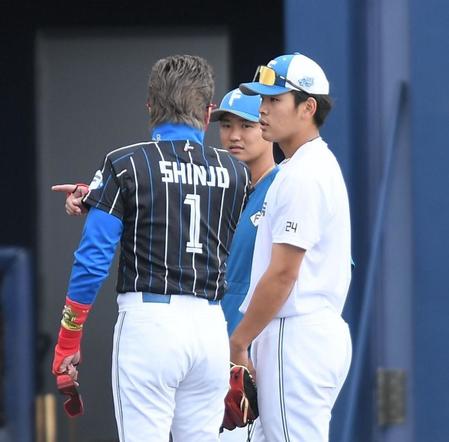 新庄ビッグボスと話す野村（右）＝撮影・金田祐二