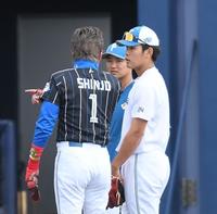 新庄ビッグボスと話す野村（右）＝撮影・金田祐二