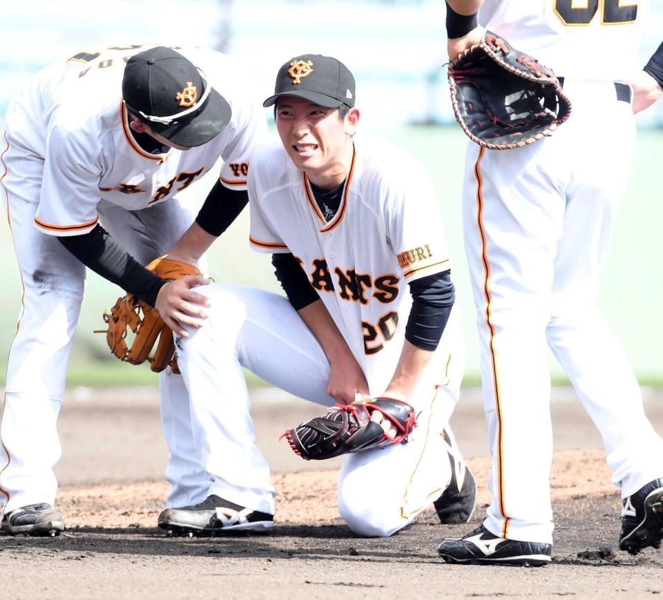 　６回、和田の打球を股間に受け、うずくまる戸郷（撮影・佐藤厚）