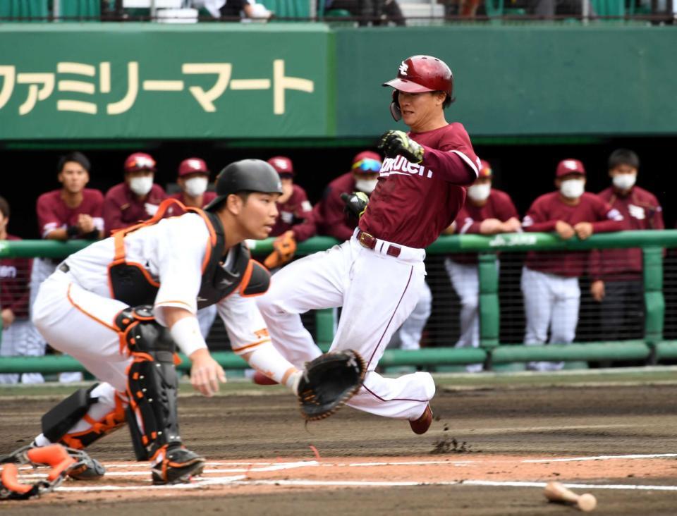 　１回、小郷の右前安打で二走・西川が生還（捕手・大城）＝撮影・佐藤厚