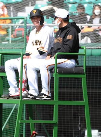 　“原タワー“で話し込む原監督（右）と坂本（撮影・佐藤厚）