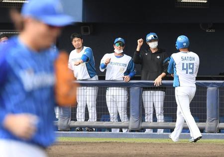 　ナインを迎える上沢（撮影・金田祐二）