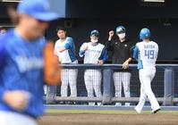 　ナインを迎える上沢（撮影・金田祐二）