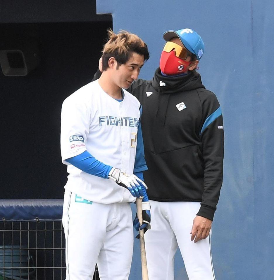 試合前、浅間の髪をチェックする新庄ビッグボス（撮影・金田祐二）