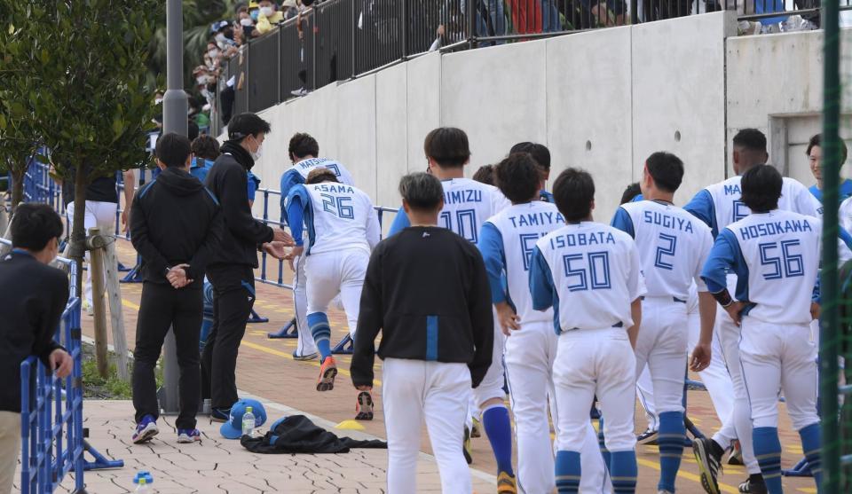 　新庄ビッグボスからの指令で試合後、坂道ダッシュする日本ハムナイン（撮影・金田祐二）