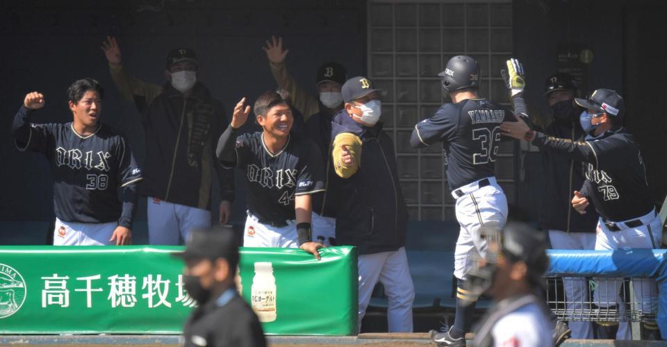 　２回、渡部の適時打で生還した山足（右から２人）を迎えるナイン（撮影・北村雅宏）