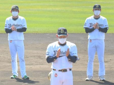 　吉田尚（手前）の音頭で三本締めを行う宮城と山本（右）＝撮影・北村雅宏