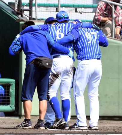 　６回、楠本の右線二塁打で一走・森は三進、三塁を回ったところで転倒し左足を負傷（撮影・佐藤厚）