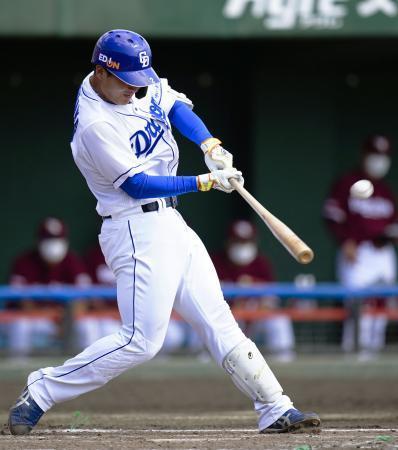 　２回、左越えに２ランを放つ中日・石川昂＝アグレ北谷