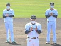 　吉田尚（手前）の音頭で三本締めを行う宮城と山本（右）＝撮影・北村雅宏