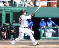 　４回、中田は先制の中犠飛を放つ（撮影・佐藤厚）