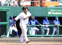 　４回、中田は先制の中犠飛を放つ（撮影・佐藤厚）