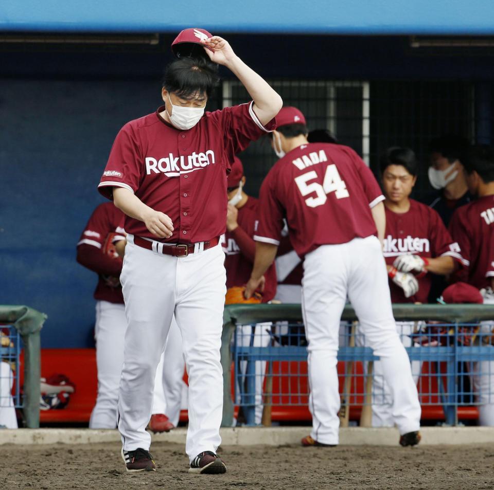 　７回、攻撃が無得点に終わり、さえない表情で選手交代を告げに行く石井監督