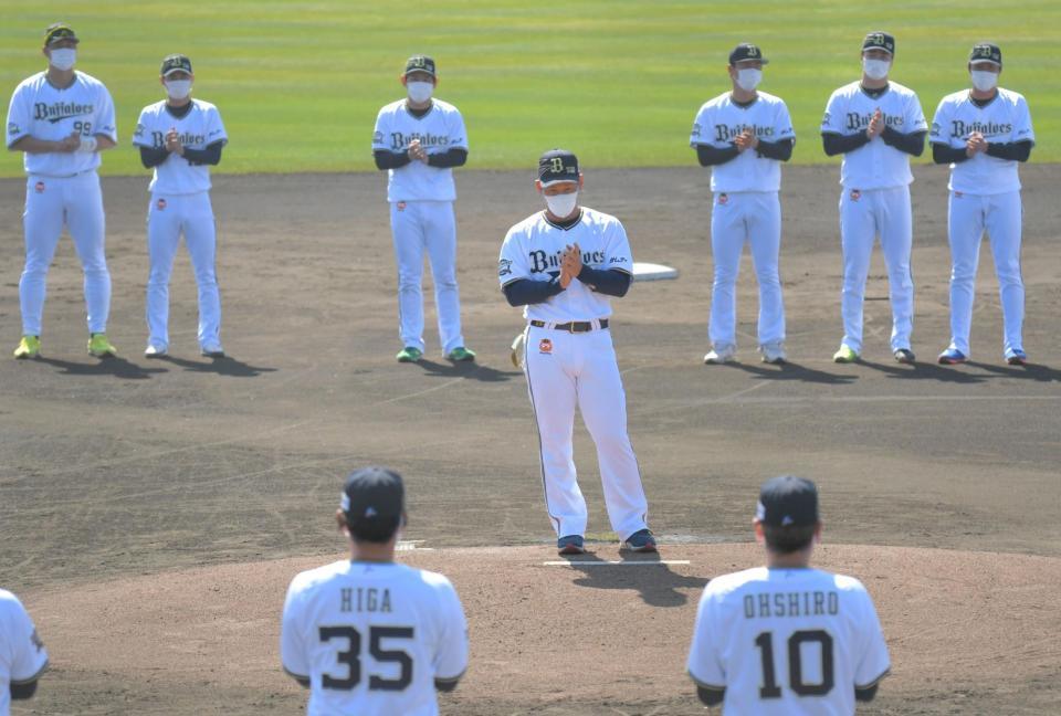 　三本締めをする吉田正（中央）＝撮影・北村雅宏