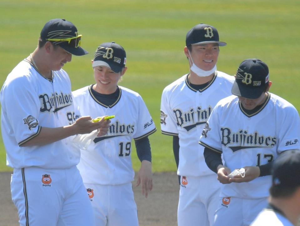 　三本締め後、笑顔を見せる（左から）杉本、山岡、山本、宮城（撮影・北村雅宏）