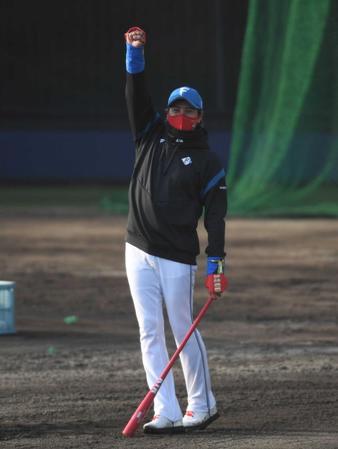 　試合後、ロングティーでガッツポーズの新庄ビッグボス（撮影・金田祐二）