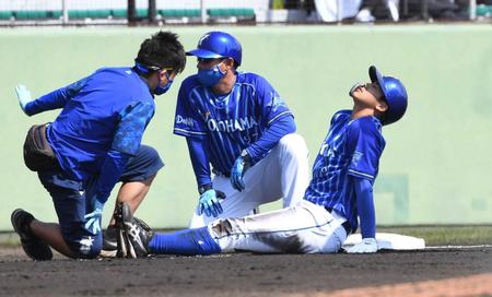 　６回、楠本の右翼線二塁打で一走・森は三進、三塁を回ったところで転倒し左足を負傷