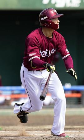 　５回、右中間に適時三塁打を放つ西川