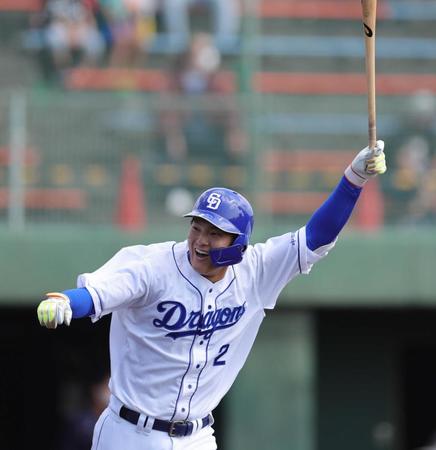 　２回、石川昂が２ランを放ち、ベンチに向かってポーズを決める