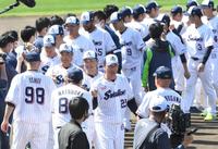 キャンプを終え、グータッチして回る高津監督（手前右から２人目）らヤクルトナイン（撮影・棚橋慶太）