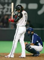 　涙をこらえ生涯最終打席に向かう新庄＝２００６年１０月