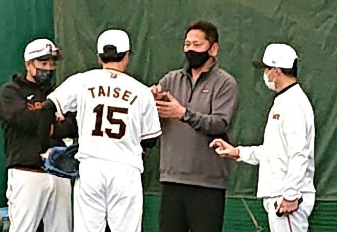 　巨人・大勢（中央左）にフォークボールを教える佐々木主浩氏（中央右）（撮影・伊藤玄門）