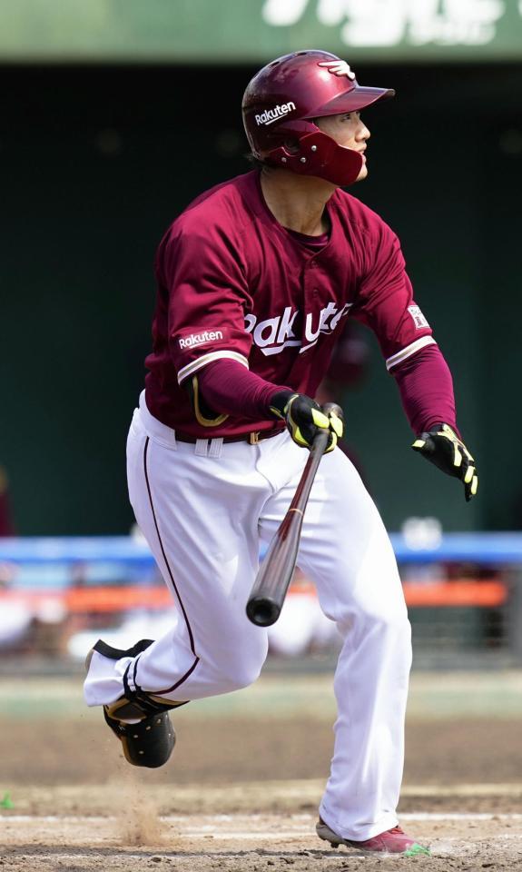 　５回、右中間に適時三塁打を放つ西川