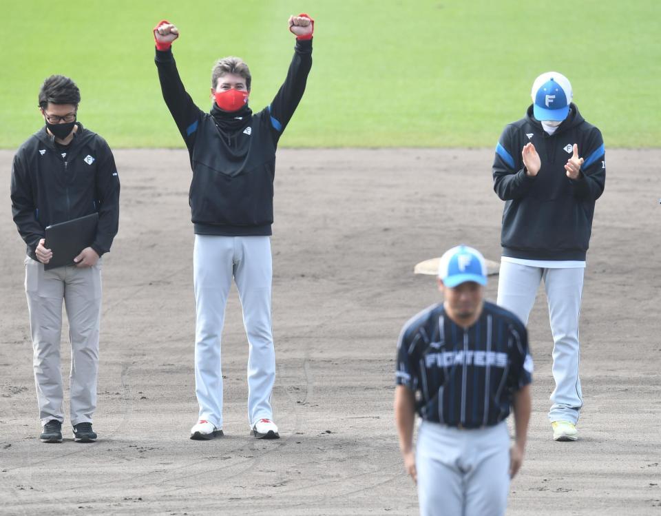 近藤の音頭で手締めし、ガッツポーズの新庄ビッグボス（撮影・金田祐二）